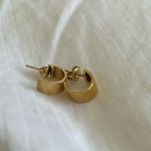 Mejuri daily mini hoops